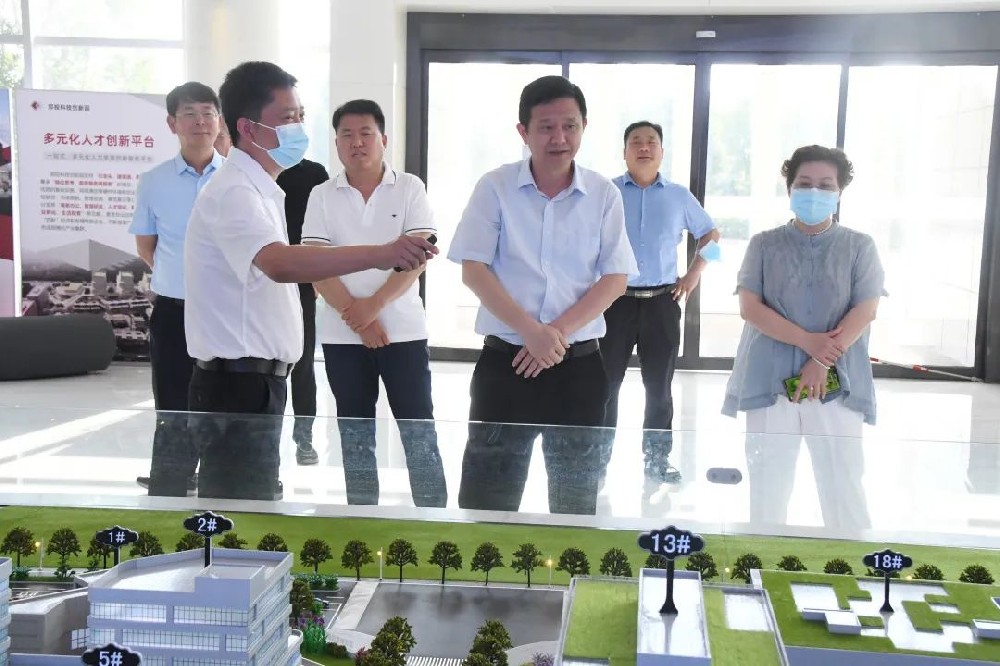 鄭州市二七區(qū)委副書記、區(qū)長虎榮鑫一行蒞臨鄭投科技創(chuàng)新園調研指導工作