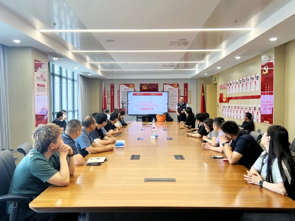 人人講安全 個個會應(yīng)急│鄭投產(chǎn)業(yè)園公司開展消防培訓(xùn)暨應(yīng)急逃生、滅火實操演練活動