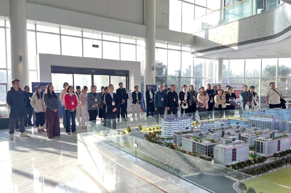 二七區(qū)委黨校2024秋季學期班學員蒞臨鄭投科技創(chuàng)新園參觀調(diào)研