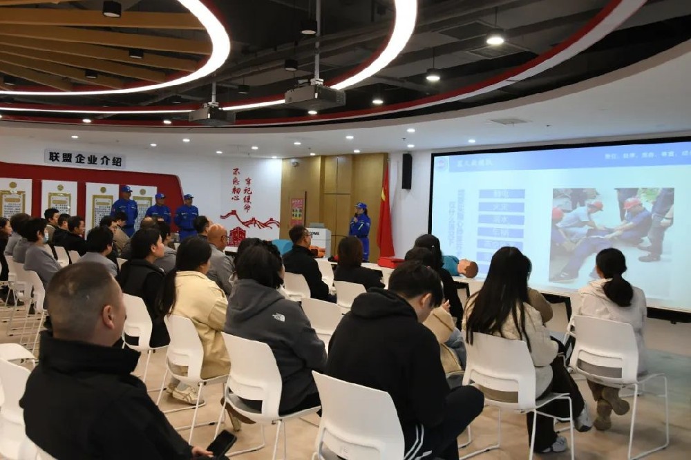 消防演練鳴警鐘 防患未“燃”不放松丨鄭投科技創(chuàng)新園開展消防安全知識培訓暨應急疏散演練活動