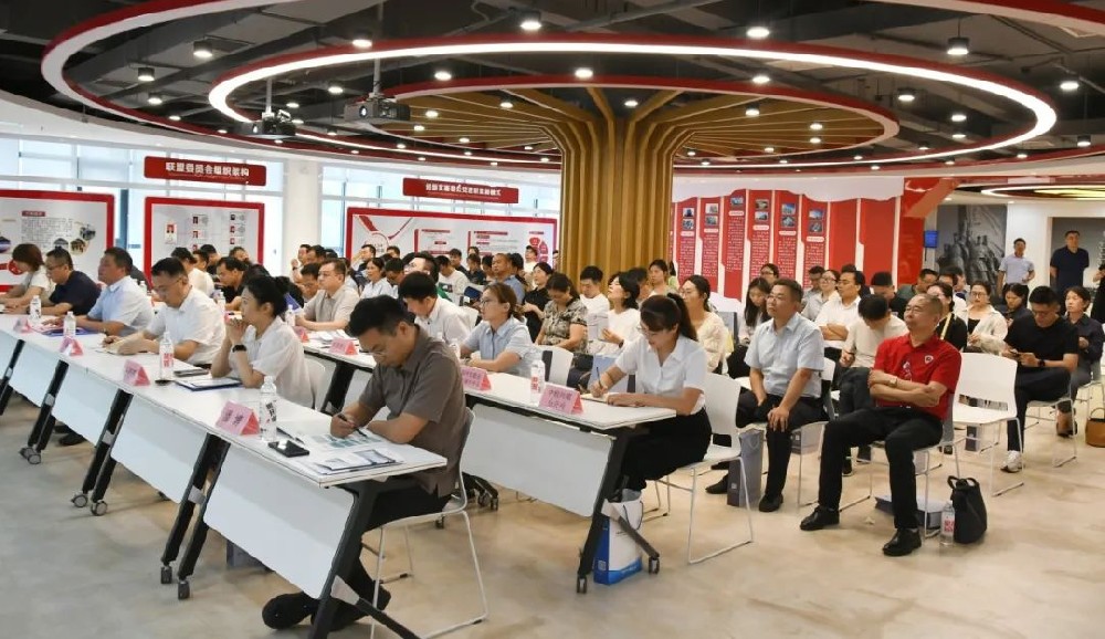 出海新機(jī)遇 二七新動(dòng)能丨政策護(hù)航，金融賦能，認(rèn)證筑基，企業(yè)出海，共繪二七區(qū)企業(yè)新藍(lán)圖主題宣講會(huì)在鄭投科技創(chuàng)新園成功舉辦